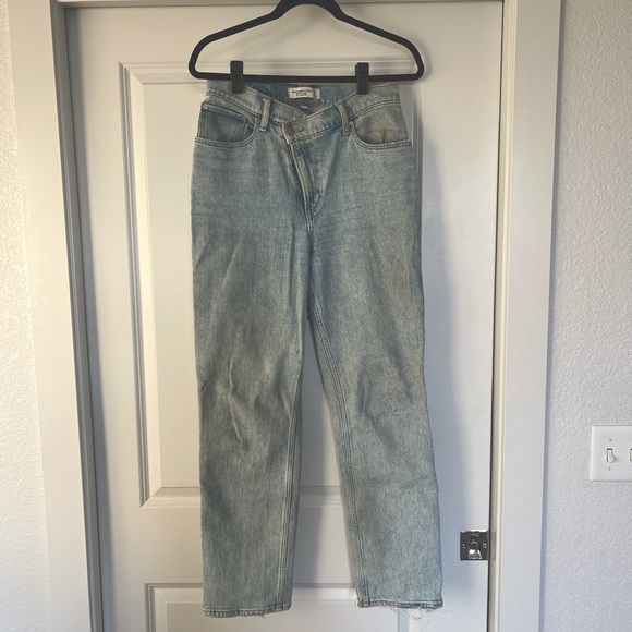 Abercrombie Ultra High Rise 90s Straight Jean (Curve Love) - Picture 3 of 6